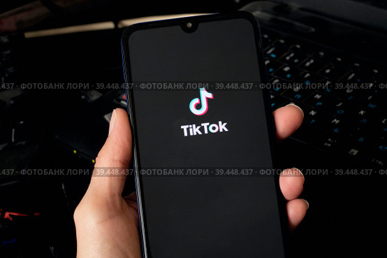 NOVOPOLOTSK, BELARUS - 06 FEBRUARY, 2021: Phone in hand and TikTok on display. Редакционное фото, фотограф Аксенова Вера / Фотобанк Лори