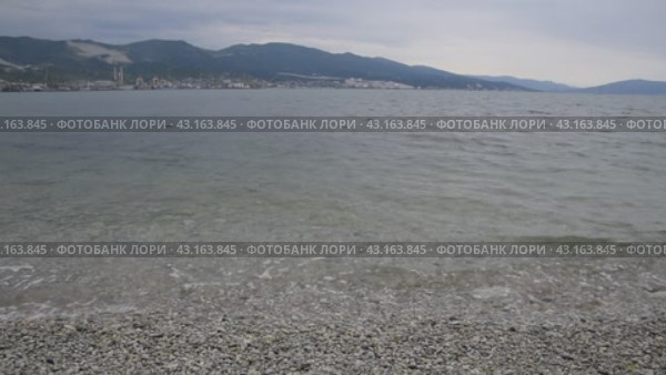 Novorossiysk seaport, tsemess bay, sea coast and waves beat against the shore (2018 год). Стоковое видео, видеограф Леонид Еремейчук / Фотобанк Лори