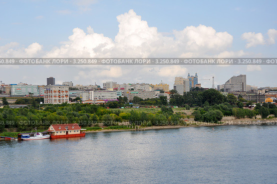 Новосибирск, лодочный причал на Оби на фоне городских зданий (2011 год). Редакционное фото, фотограф Анна Мартынова / Фотобанк Лори