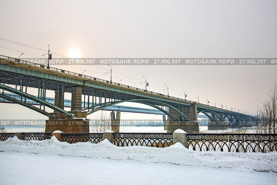 Новосибирский крытый метромост и Октябрьский мост через реку Обь зимой. Новосибирск, Сибирь, Россия (2018 год). Редакционное фото, фотограф Евгений Мухортов / Фотобанк Лори