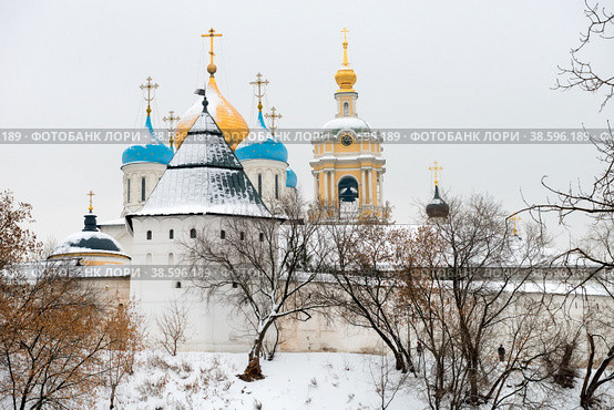 Новоспасский ставропигиальный мужской монастырь. Расположен в Москве за Таганкой, на Крутицком холме, на берегу Москвы-реки. Известен своими близкими отношениями с семьей Романовых. Москва, Крестьянская площадь, 10. (2021 год). Стоковое фото, фотограф Pukhov K / Фотобанк Лори