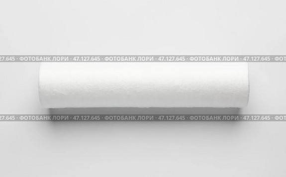 Новый картридж для фильтрации воды на сером фоне. Стоковое фото, фотограф Pixel_shot / Фотобанк Лори