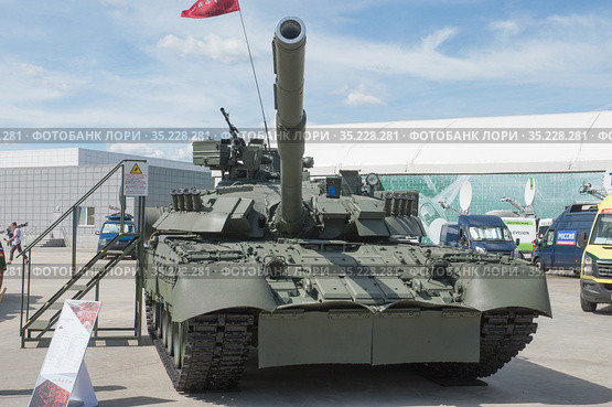 Новый российский основной газотурбинный танк Т-80У-Е1 стоит в экспозиции на Международном военно-техническом форуме "Армия-2019", Кубинка, Московская область, парк "Патриот", вид спереди. Редакционное фото, фотограф Малышев Андрей / Фотобанк Лори