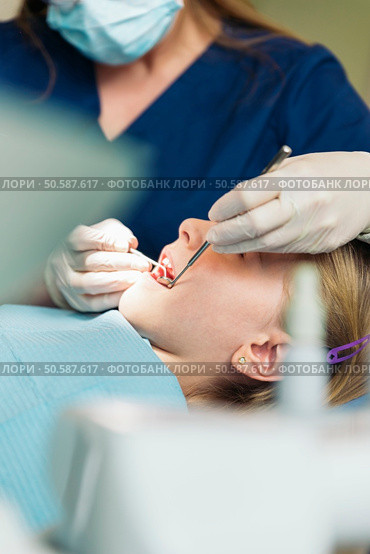 ntists with a patient during a dental intervention to girl. Стоковое фото, агентство Ingram Publishing / Фотобанк Лори