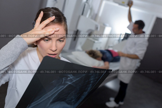 Nurse looking at xray with shocked expression. Стоковое фото, агентство Ingram Publishing / Фотобанк Лори