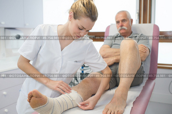 nurse splint cast on the leg patient in hospital. Стоковое фото, агентство Ingram Publishing / Фотобанк Лори