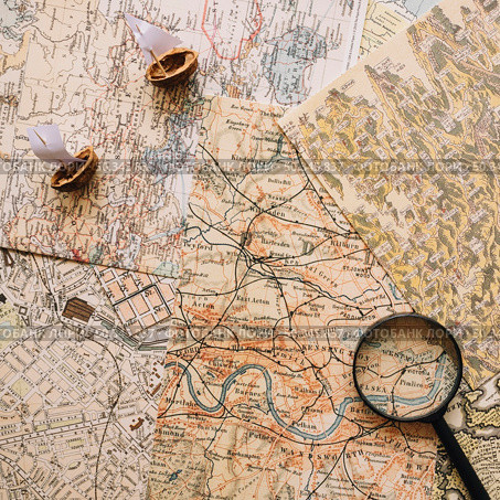 nutshell boats magnifying glass maps. Стоковое фото, агентство Ingram Publishing / Фотобанк Лори