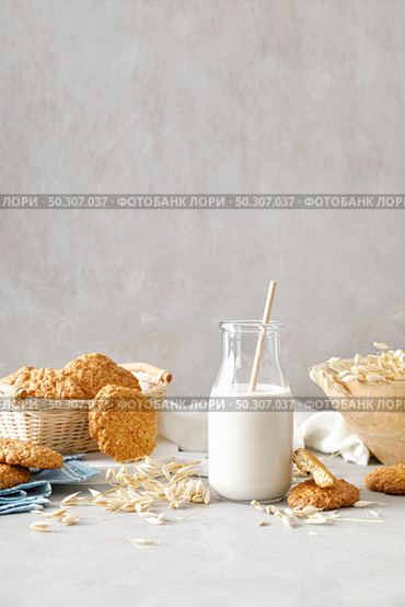 Oat milk. Delicious and healthy vegetarian alternative milk drink. Стоковое фото, агентство Ingram Publishing / Фотобанк Лори