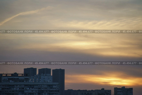 Облачный закат над Москвой весной (2019 год). Стоковое фото, фотограф YuryKara / Фотобанк Лори