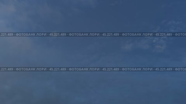 Облака плывут по небу. Синее небо с белыми перистыми облаками, которые медленно перемещаются по небу. Они расположены на разной высоте и на ходу изменяют свою форму и размер. темнеет. Стоковое видео, видеограф Andrew_Swarga / Фотобанк Лори