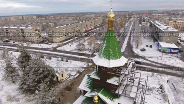 Облет вокруг купола церкви с заснеженной крышей на улице Антикайнена в городе Сегежа, Карелия (2016 год). Стоковое видео, видеограф Кекяляйнен Андрей / Фотобанк Лори