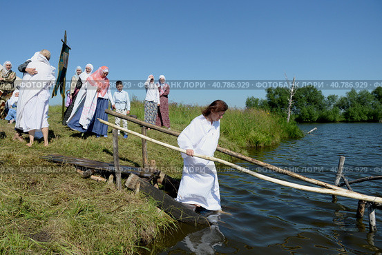 Обряд Крещения в деревне Потеряевка Алтайского края (2022 год). Редакционное фото, фотограф Free Wind / Фотобанк Лори
