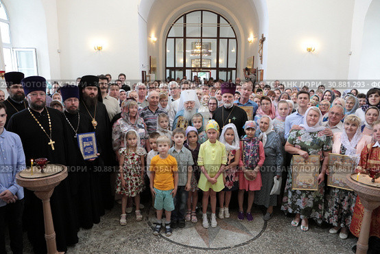 Общая фотография в день Великого освящения храма Успения Божией Матери села Белые Колодези (2019 год). Редакционное фото, фотограф Дмитрий Неумоин / Фотобанк Лори