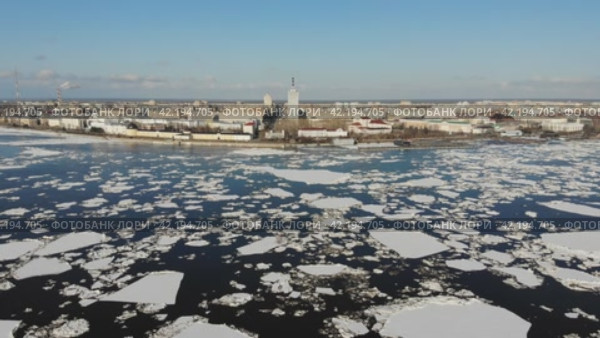 Общий вид на город Архангельск. Порт, ледоход и сухогрузы. Стоковое видео, видеограф Яковлев Сергей / Фотобанк Лори