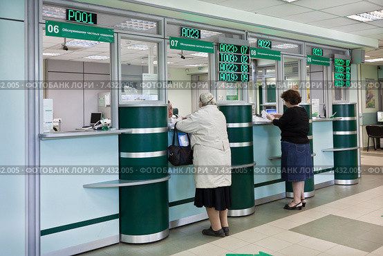 Обслуживание клиентов в отделении Сбербанка (2015 год). Редакционное фото, фотограф Victoria Demidova / Фотобанк Лори