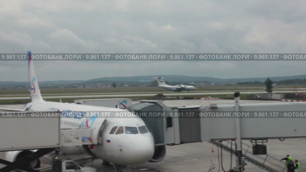 Обслуживание самолета Уральских Авиалиний на стоянке аэродрома. Аэропорт Кольцово, Екатеринбург (2015 год). Редакционное видео, видеограф Кекяляйнен Андрей / Фотобанк Лори