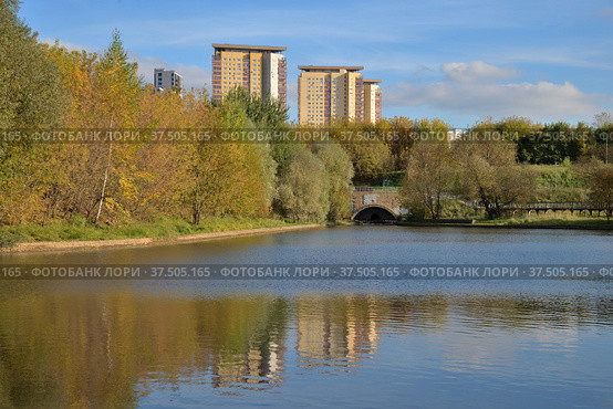 Ochakovka river in Troparevsky park in autumn, Moscow, Russia (2021 год). Стоковое фото, фотограф Алексей Антипов / Фотобанк Лори