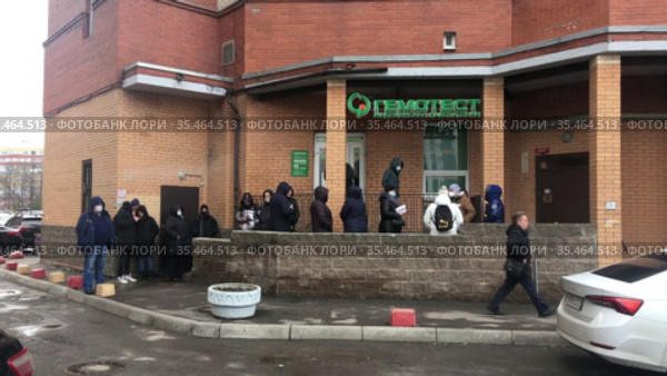 Очередь в лабораторию Гемотест в небольшом отделении в жилом доме (2021 год). Редакционное видео, видеограф Кекяляйнен Андрей / Фотобанк Лори