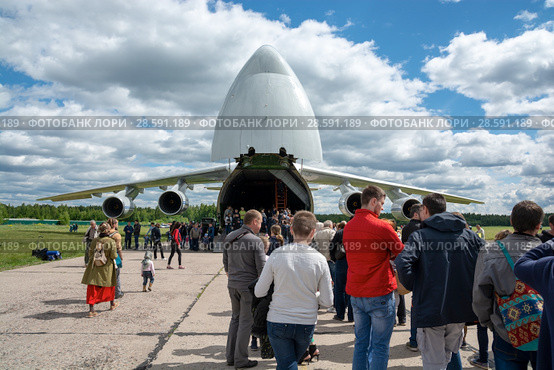 Очередь в самолет Ан-124 "Руслан", эродром Мигалово. Праздничные мероприятия, приуроченные к 75-летию со дня формирования 12-й гвардейской военно-транспортной авиационной Мгинской дивизии 196-го ВТАП (2018 год). Редакционное фото, фотограф Alexei Tavix / Фотобанк Лори