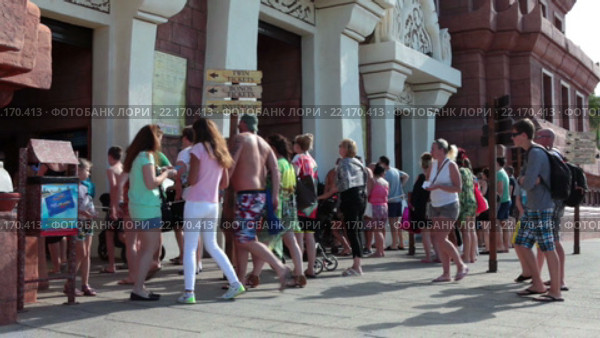 Очередь в утреннее время в Сиам аквапарк. Коста Адехе, Тенерифе, Канарские острова, Испания (2016 год). Редакционное видео, видеограф Кекяляйнен Андрей / Фотобанк Лори