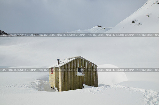 Одинокая хижина в снегах Норвегии. Стоковое фото, фотограф Александр Ковалёв / Фотобанк Лори