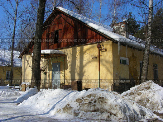 Одноэтажный жилой барак 1950-х годов постройки. Улица  Маршала Говорова, 18. Микрорайон Заря. Балашиха. Московская область (2012 год). Стоковое фото, фотограф lana1501 / Фотобанк Лори