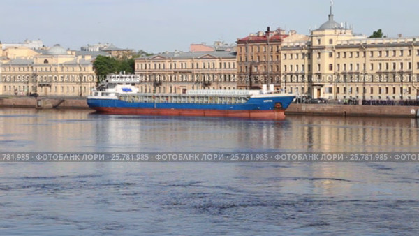 Однопалубный одновинтовой сухогруз "Мерле" (Проект 92-063, тип Рейн) пришвартован на набережной Лейтенанта Шмидта в Санкт-Петербурге (2016 год). Редакционное видео, видеограф Сергей Дубров / Фотобанк Лори