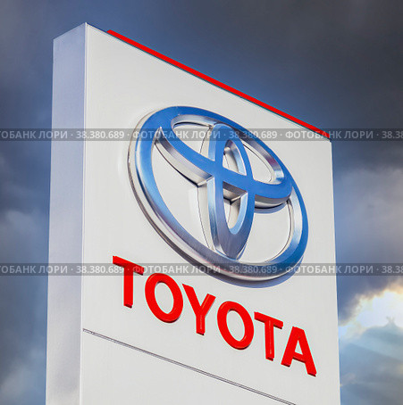 Official dealership sign of Toyota against the blue sky background. Toyota Motor Corporation is a Japanese automotive manufacturer (2016 год). Редакционное фото, фотограф FotograFF / Фотобанк Лори