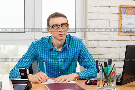 Офисный работник с задумчивым взглядом смотрит на посетителя. Стоковое фото, фотограф Иванов Алексей / Фотобанк Лори