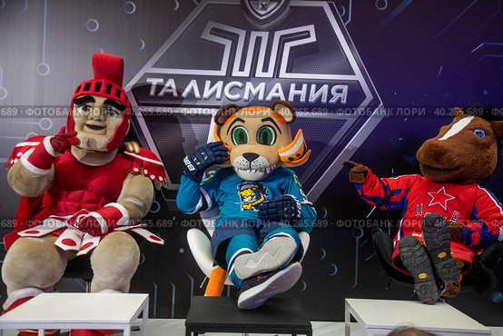 Официальные талисманы хоккейных клубов КХЛ Гладиатор (клуб Спартак), Леопард Лео (клуб Сочи) и Конь (клуб ЦСКА) в ЦДМ на Лубянке в городе Москве, Россия (2023 год). Редакционное фото, фотограф Николай Винокуров / Фотобанк Лори
