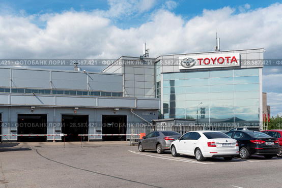 Официальный дилер Toyota - "Тойота Центр Невский".  Санкт-Петербург (2018 год). Редакционное фото, фотограф Александр Щепин / Фотобанк Лори