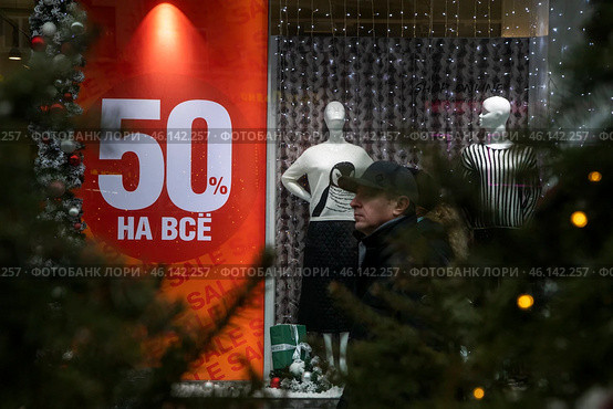 Оформленная витрина магазина с предложениями по скидкам в новогодние дни на Тверской улице в центре города Москвы, Россия. Редакционное фото, фотограф Николай Винокуров / Фотобанк Лори