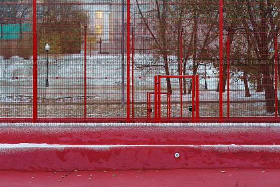 Огороженная футбольная площадка зимой в парке Москвы (2019 год). Стоковое фото, фотограф YuryKara / Фотобанк Лори