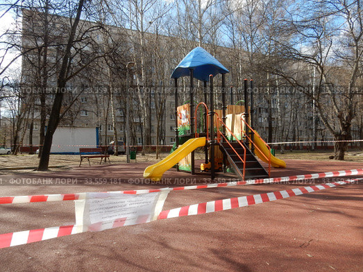 Огороженная полосатой лентой детская площадка во дворе жилых домов на Сахалинской улице в дни самоизоляции при коронавирусе Covid-19. Район Гольяново. Город Москва. Россия (2020 год). Стоковое фото, фотограф lana1501 / Фотобанк Лори