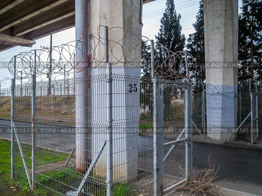 Ограждения опор моста в виде забора с колючей проволокой. Стоковое фото, фотограф Вячеслав Палес / Фотобанк Лори