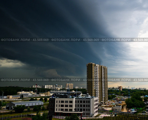 Огромные черные тучи над городом на закате (2024 год). Редакционное фото, фотограф E. O. / Фотобанк Лори