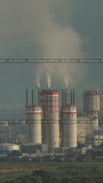 Oil and gas refinery plant. Стоковое видео, видеограф Михаил Коханчиков / Фотобанк Лори