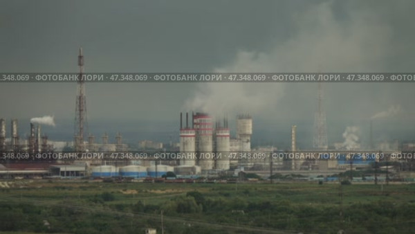 Oil and gas refinery plant. Стоковое видео, видеограф Михаил Коханчиков / Фотобанк Лори