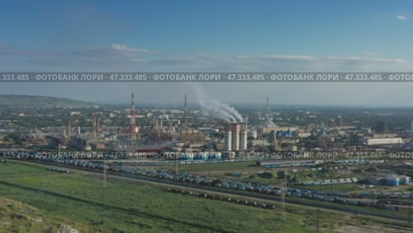 Oil and gas refinery plant petrochemical industry. Стоковое видео, видеограф Михаил Коханчиков / Фотобанк Лори
