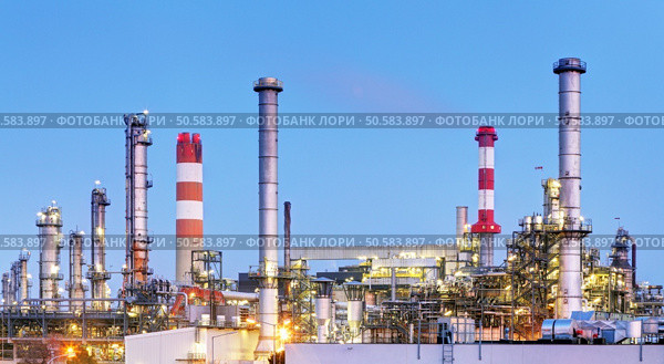 oil refinery industry plant along twilight morning. Стоковое фото, агентство Ingram Publishing / Фотобанк Лори