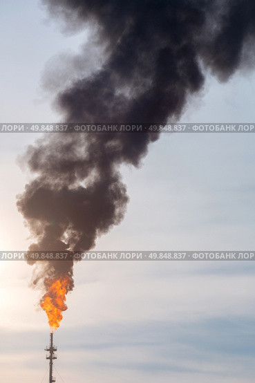 oil reinery Distillation tower with smoke stack pollution. Стоковое фото, агентство Ingram Publishing / Фотобанк Лори