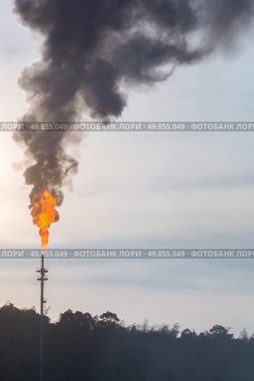 oil reinery Distillation tower with smoke stack pollution. Стоковое фото, агентство Ingram Publishing / Фотобанк Лори