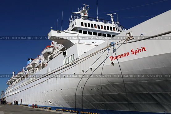 Океанский лайнер Thomson Spirit с туристами в Имеретинском порту во время олимпиады , Сочи (2014 год). Редакционное фото, фотограф Алексей Гусев / Фотобанк Лори