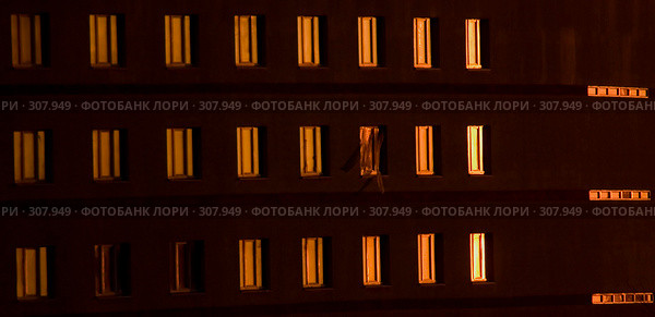 Окна небоскреба освещенные закатным солнцем. Стоковое фото, фотограф Harry / Фотобанк Лори