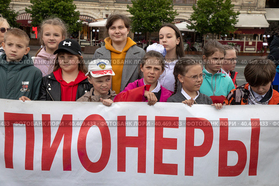 Октябрята готовятся стать пионерами на всероссийской торжественной линейке, посвященной Дню пионерии и приему в пионеры на Красной площади города Москвы, Россия (2023 год). Редакционное фото, фотограф Николай Винокуров / Фотобанк Лори