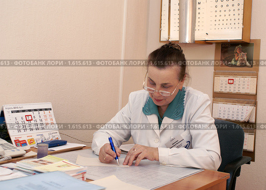 Окулист. Офтальмолог. Врач на приеме. (2010 год). Редакционное фото, фотограф Сушкова Евгения / Фотобанк Лори