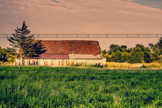 Old abandoned barn in the countryside. Стоковое фото, агентство Ingram Publishing / Фотобанк Лори