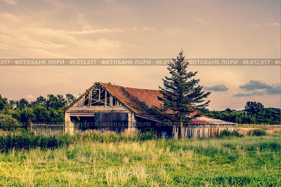Old broken farm in the countryside. Стоковое фото, агентство Ingram Publishing / Фотобанк Лори