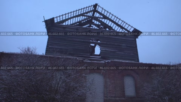 Old building, destroyed. red brick, two-story building старинное здание, разрушено. красный кирпич, двухэтажное здание. Стоковое видео, видеограф Опока Алексей / Фотобанк Лори