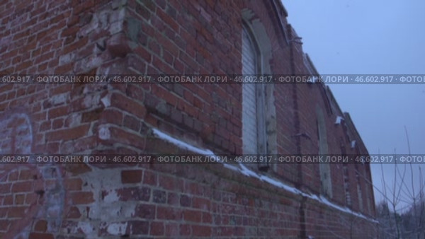 Old building, destroyed. red brick, two-story building старинное здание, разрушено. красный кирпич, двухэтажное здание. Стоковое видео, видеограф Опока Алексей / Фотобанк Лори